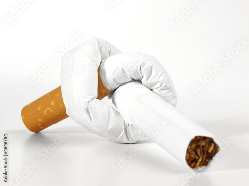 Verknotete Zigarette - Zigaretten Sucht photo