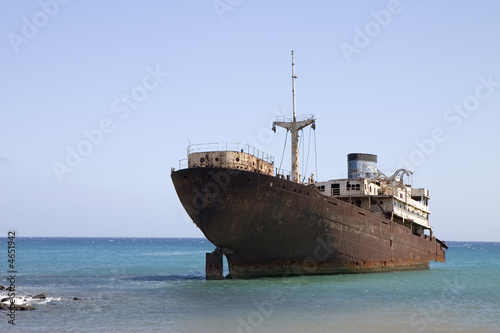 Wrecked ship in Lanzarote © Lagui