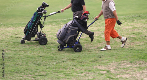 golfeurs entrain de marcher avec leurs sacs