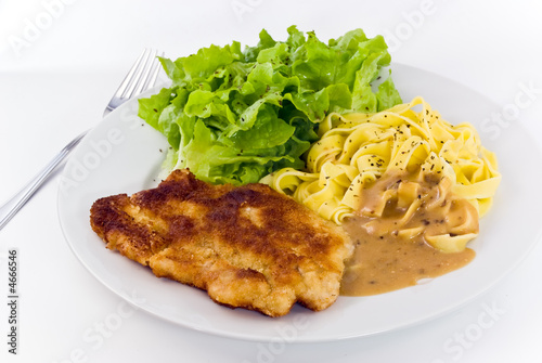 wiener schnitzel mit pilzrahmsoße,bandnudeln und salat photo