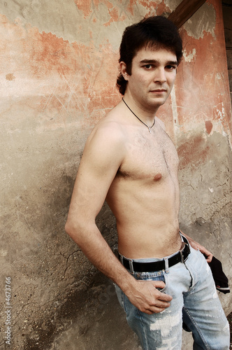 фотографія uomo a torso nudo