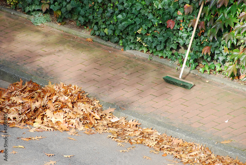 Gehweg Fegen im Herbst