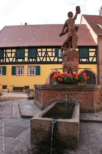 Fontaine en grès des Vosges à Kientzheim (Alsace) photo