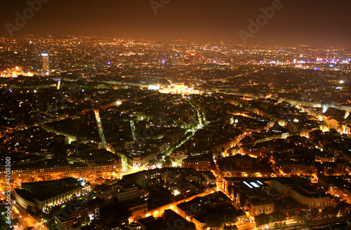 Paris bei Nacht - Aussicht vom Eiffelturm auf den Arc de Triomphe © mgogo