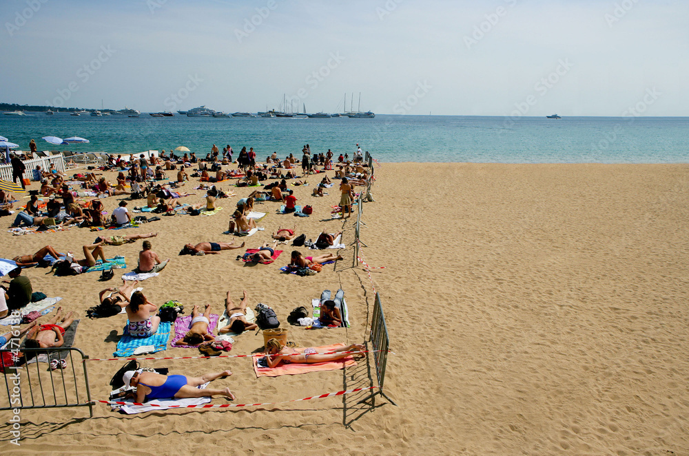 Plage vide et bondée