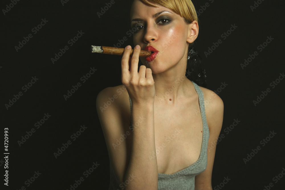 Obraz premium Elegant smoking woman