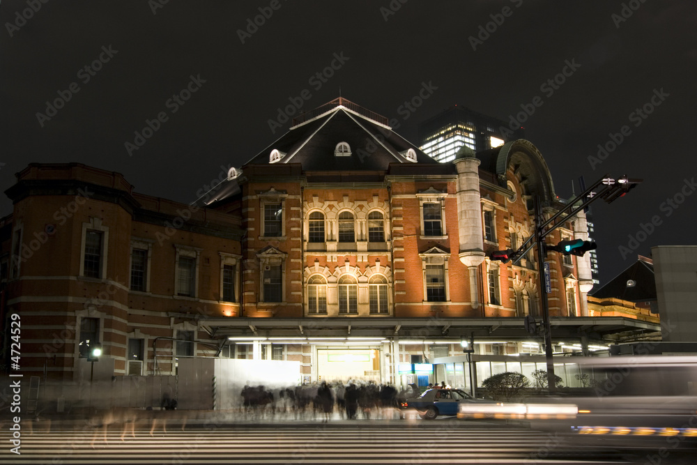 Naklejka premium Tokyo station at night