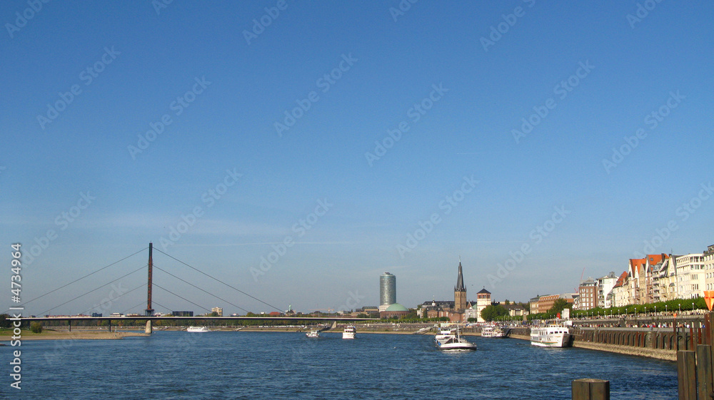 Düsseldorf mit Oberkasseler Brücke