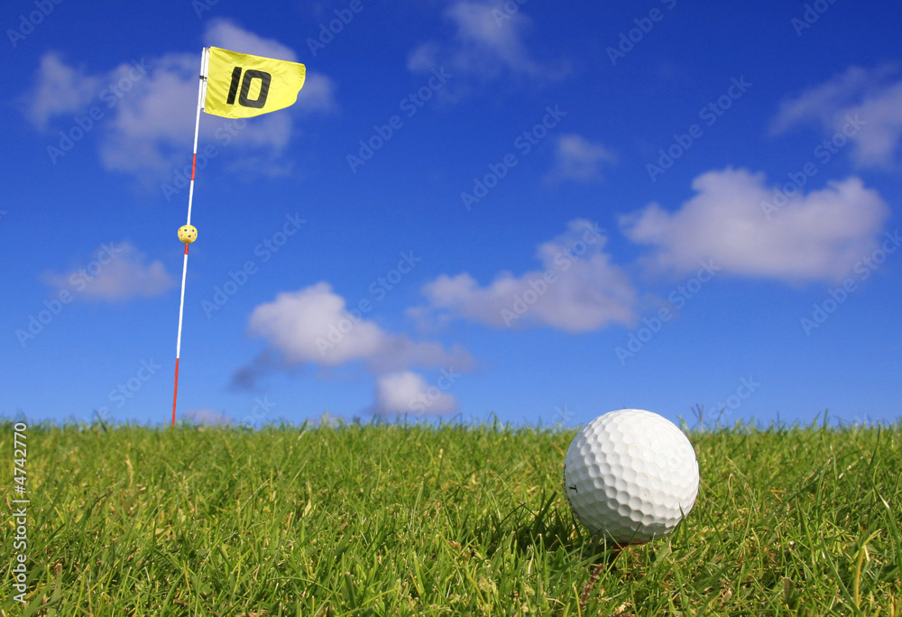 Obraz premium balle de golf sur le green