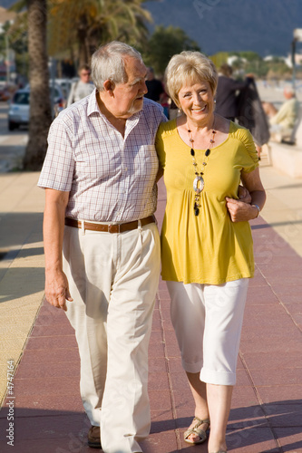 Wallpaper Mural happy senior couple strolling on vacation Torontodigital.ca