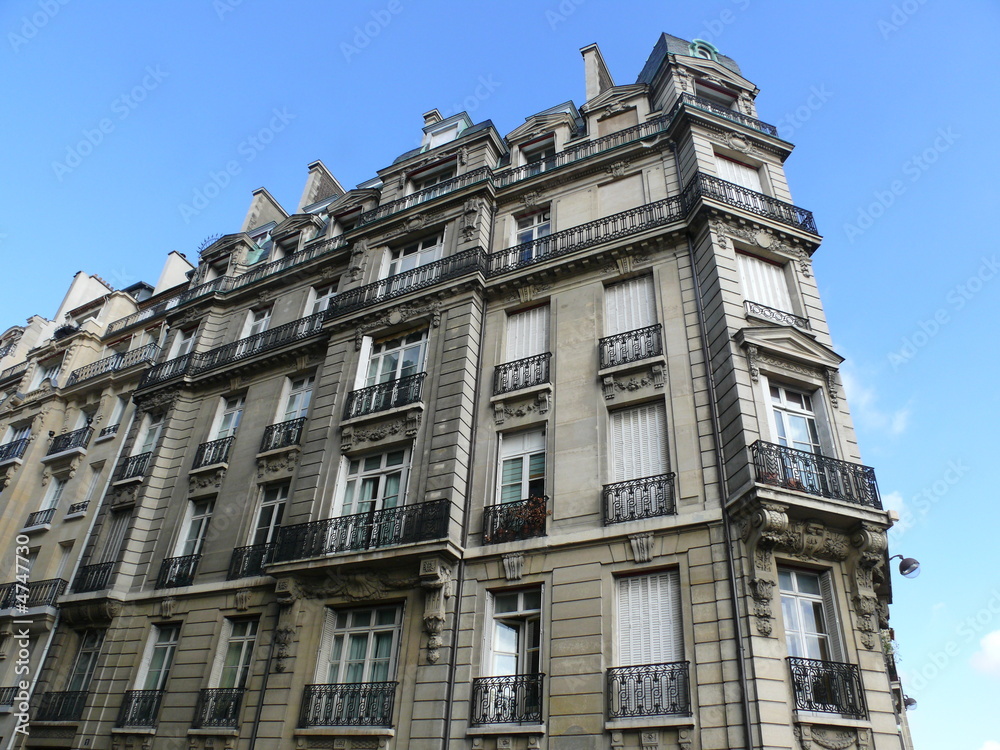 Immeuble mince en pierre, Paris, France