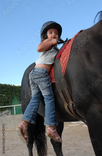 fillette descendant de cheval photo