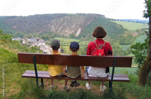 mère et ses deux enfants sur un banc © galam