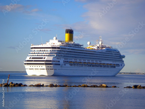 Fototapeta Naklejka Na Ścianę i Meble -  white cruise ship
