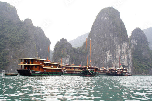 Vietnamesische Dschunken in der Halong-Bucht