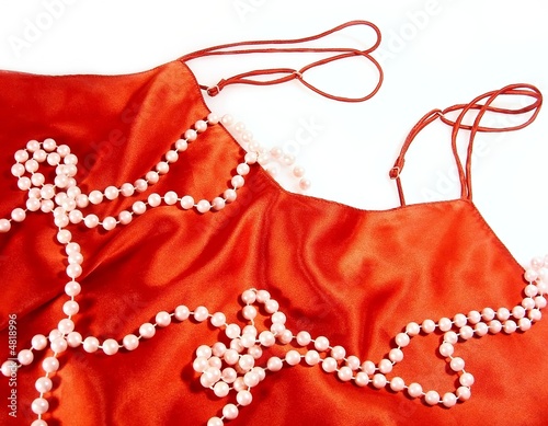 lingerie rouge et collier de perles