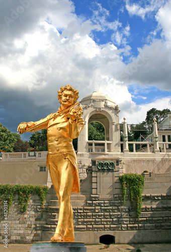  The Statue of Johann Strauss in stadtpark