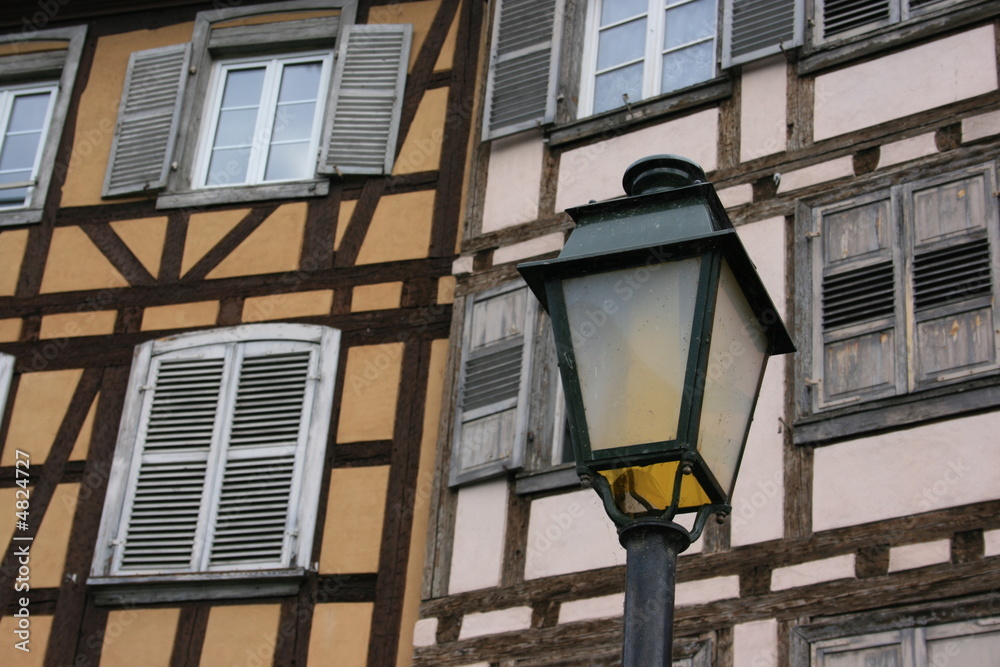 Un lampadaire à la Petite France (Strasbourg - Alsace) Un lampadaire à la Petite France (Strasbourg - Alsace)