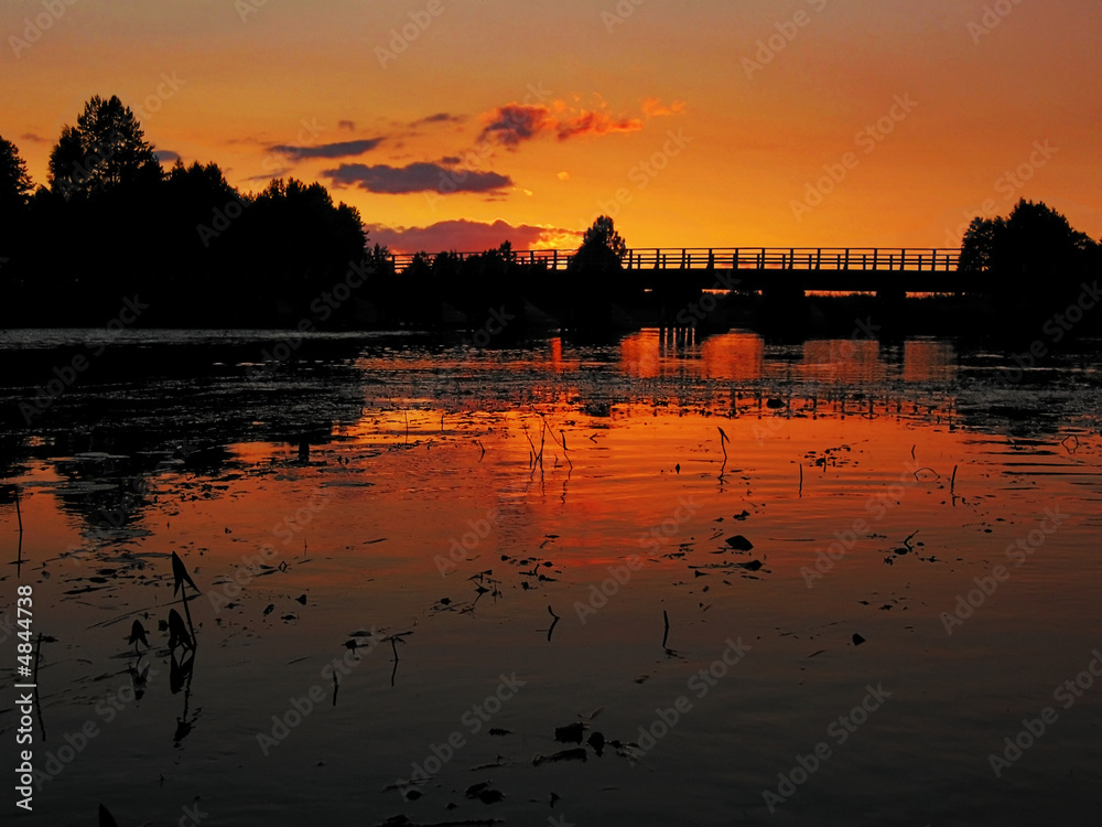 Naklejka premium red sunset bridge