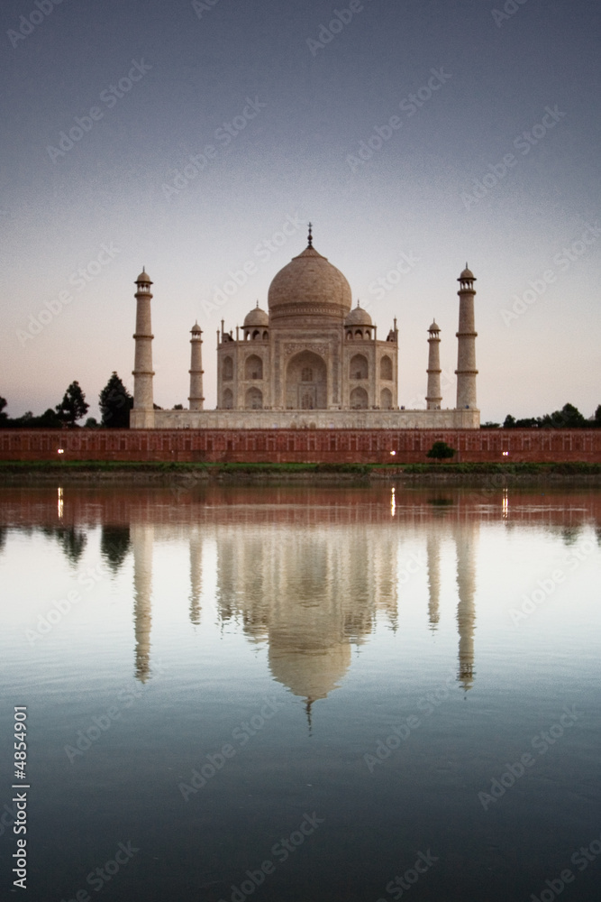 Fototapeta premium Taj Mahal reflected in river at twilight