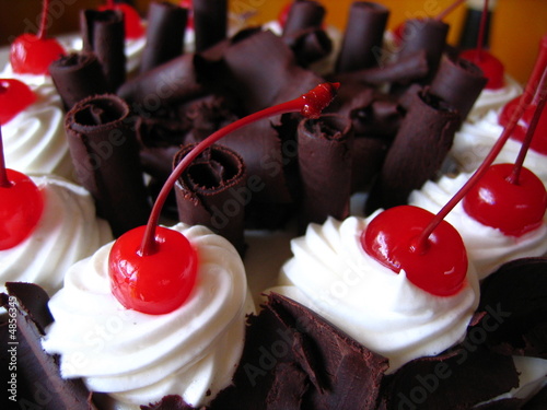 Photos Delicious chocolate cake with maraschino cherries