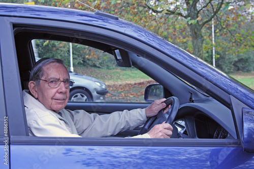 Valokuva Retired gentleman in car