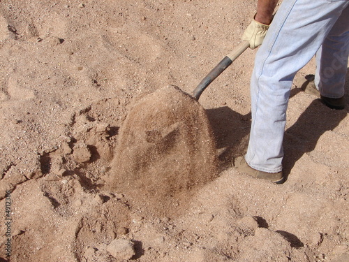Fotografie shoveling sand