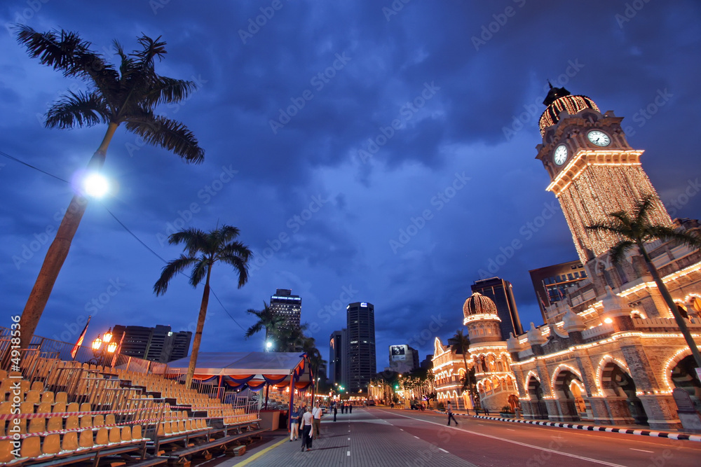 Obraz premium Kuala lumpur courthouse at dusk