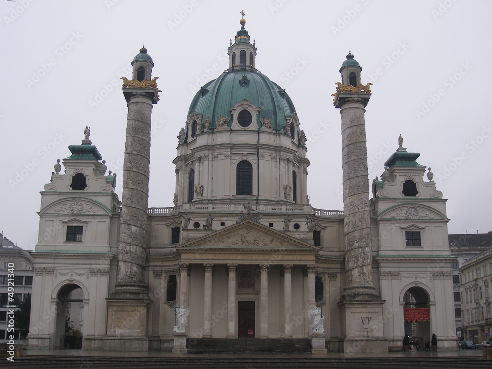 Karlskirche in wien im regen
