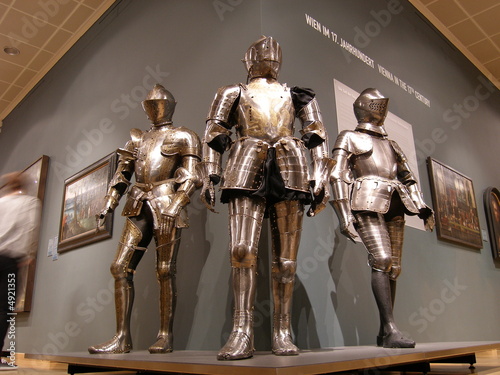 drei ritterrüstungen in museum