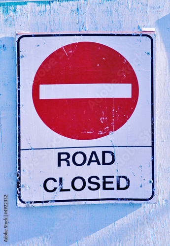 фотографія Road closed sign on white fence