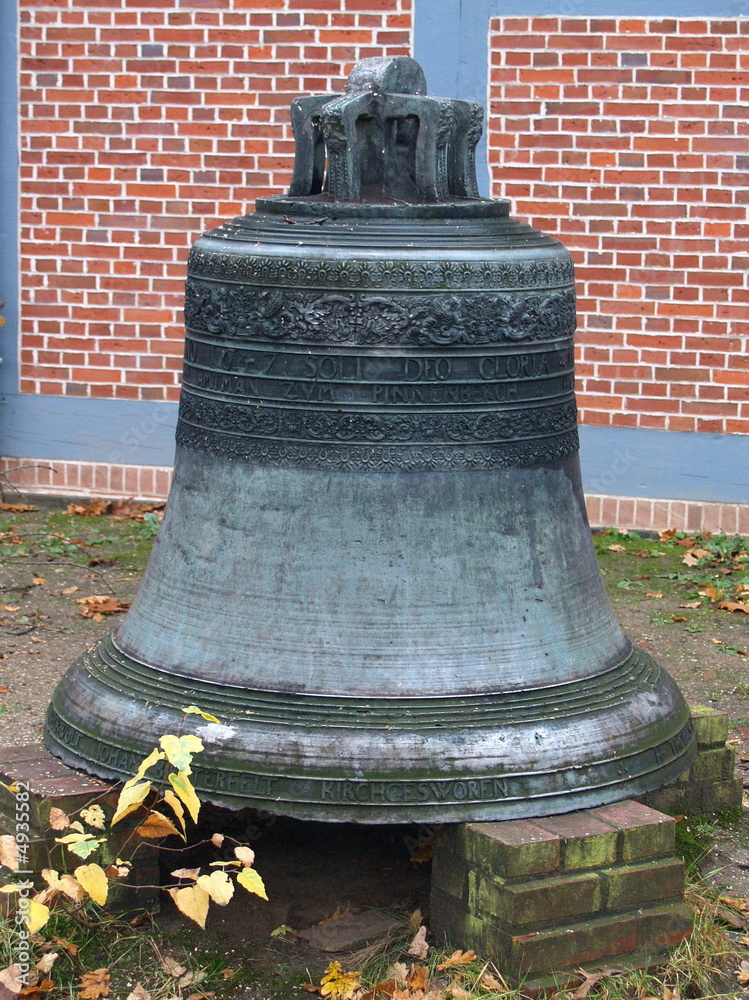 Obraz premium Auf Steinen aufgebockte Glocke