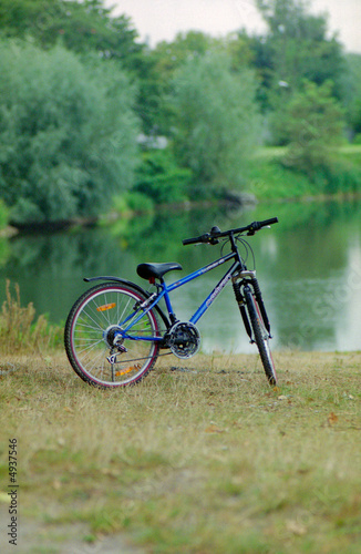 Bild auf Leinwand Lonely roadster on the lakeside