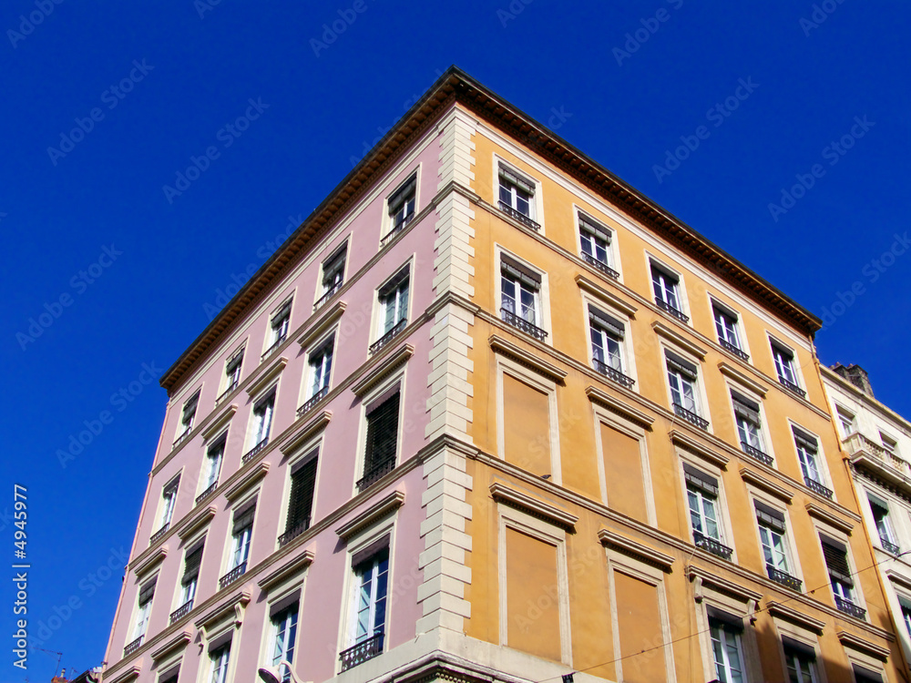 Immeuble en coin, deux couleurs: rose et jaune. Lyon. Immeuble en coin, deux couleurs: rose et jaune. Lyon.
