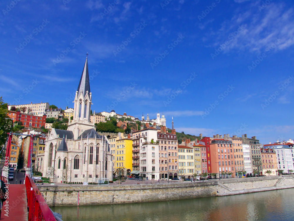 Petit pont rouge, quai et église, Lyon, France