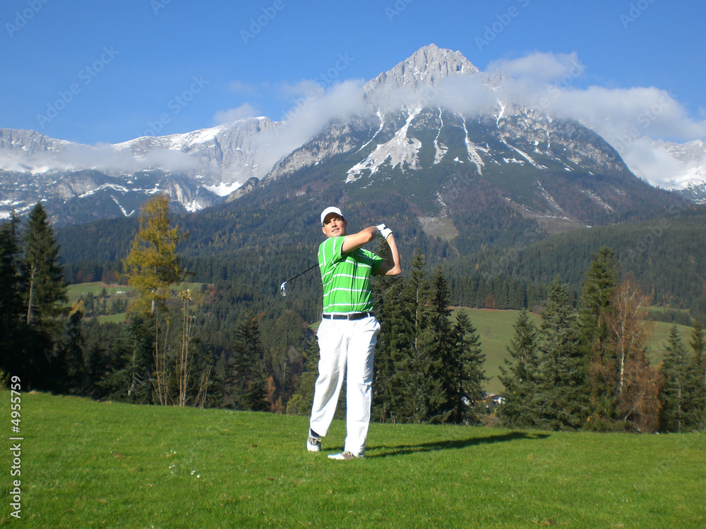 Naklejka premium Golfplatz in den Alpen mit Golfspieler
