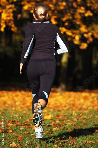Young woman ruuning in the park