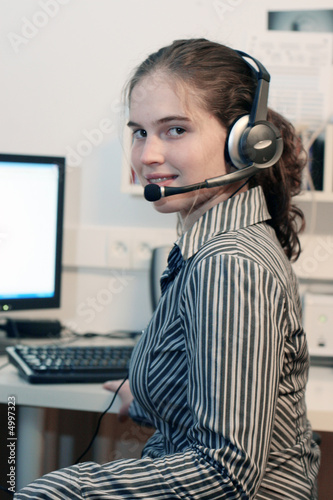Jeune fille avec casque audio et micro