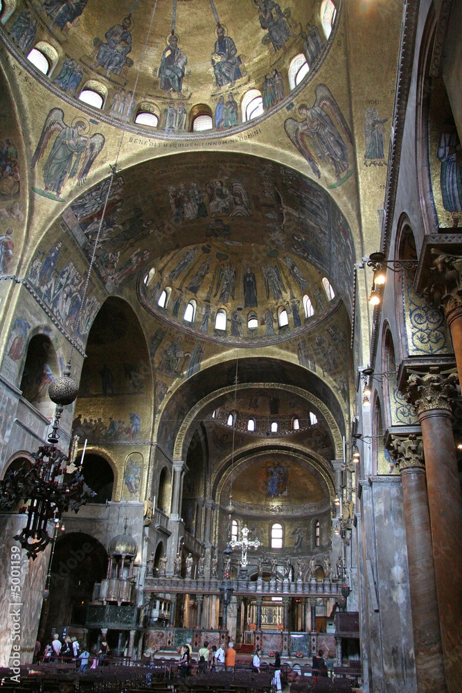 L'intérieur de la basilique Saint Marc
