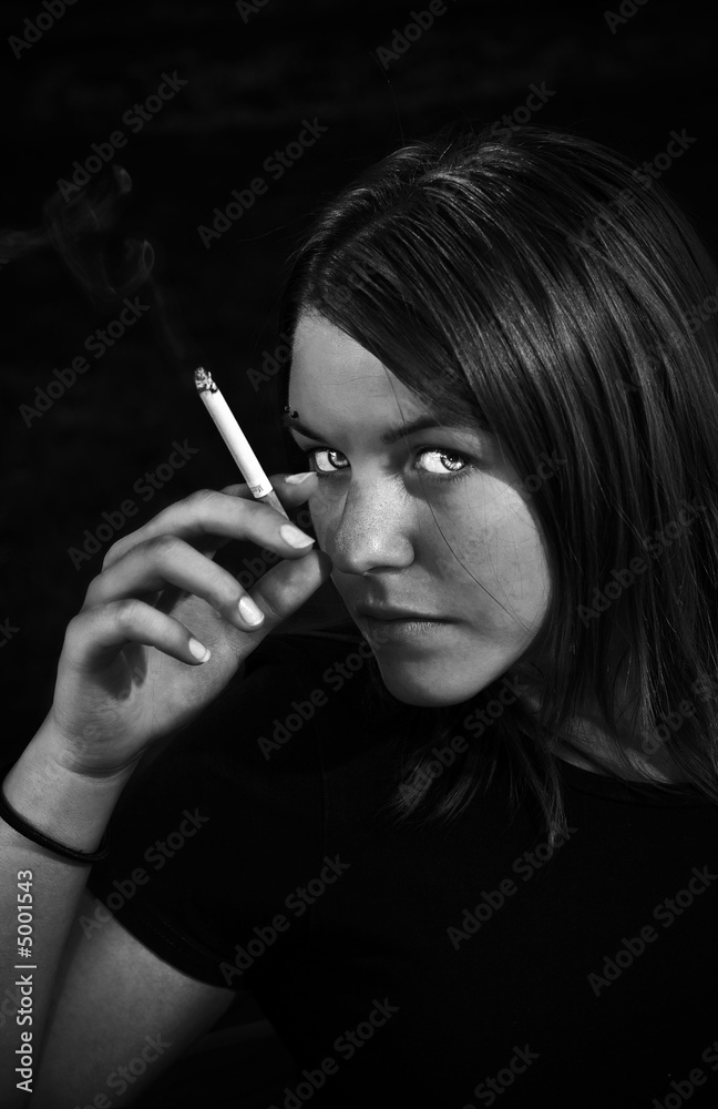 Obraz premium Girl smoking cigarette