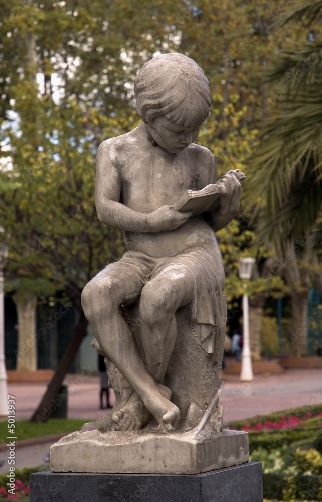 sculpture enfant lisant