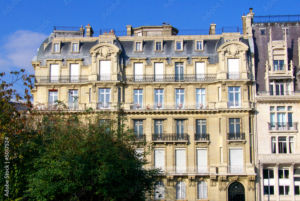 Façade d'immeuble en pierre, Paris, France