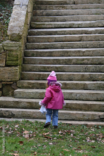 фотографія Child in front of an staircase