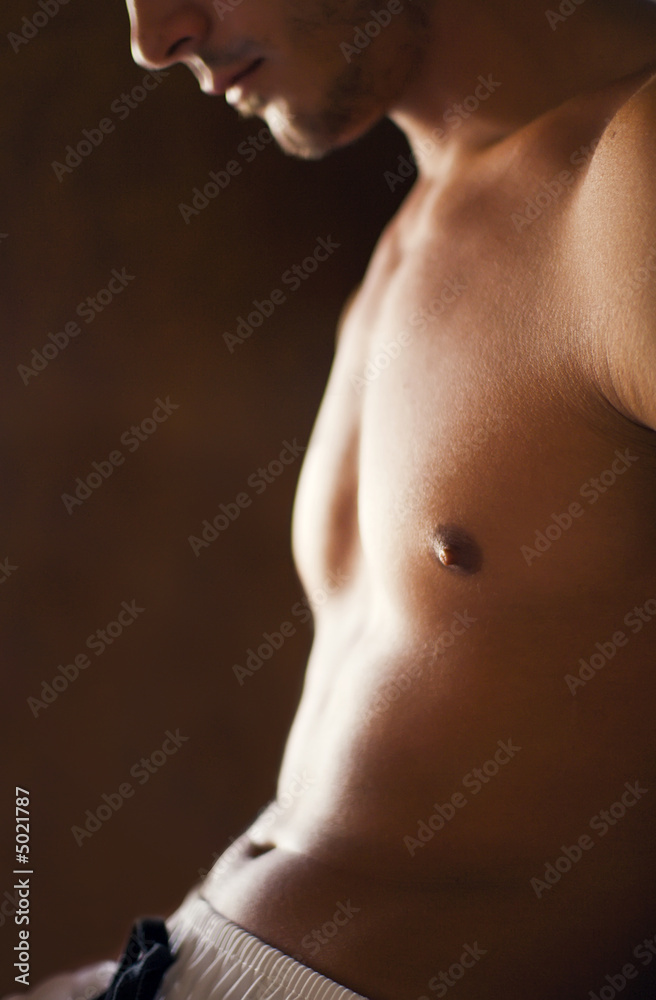 corps torse nu et abdos de jeune homme sportif musclé sexy Stock Photo |  Adobe Stock