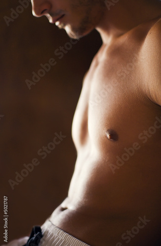 corps torse nu et abdos de jeune homme sportif musclé sexy 
