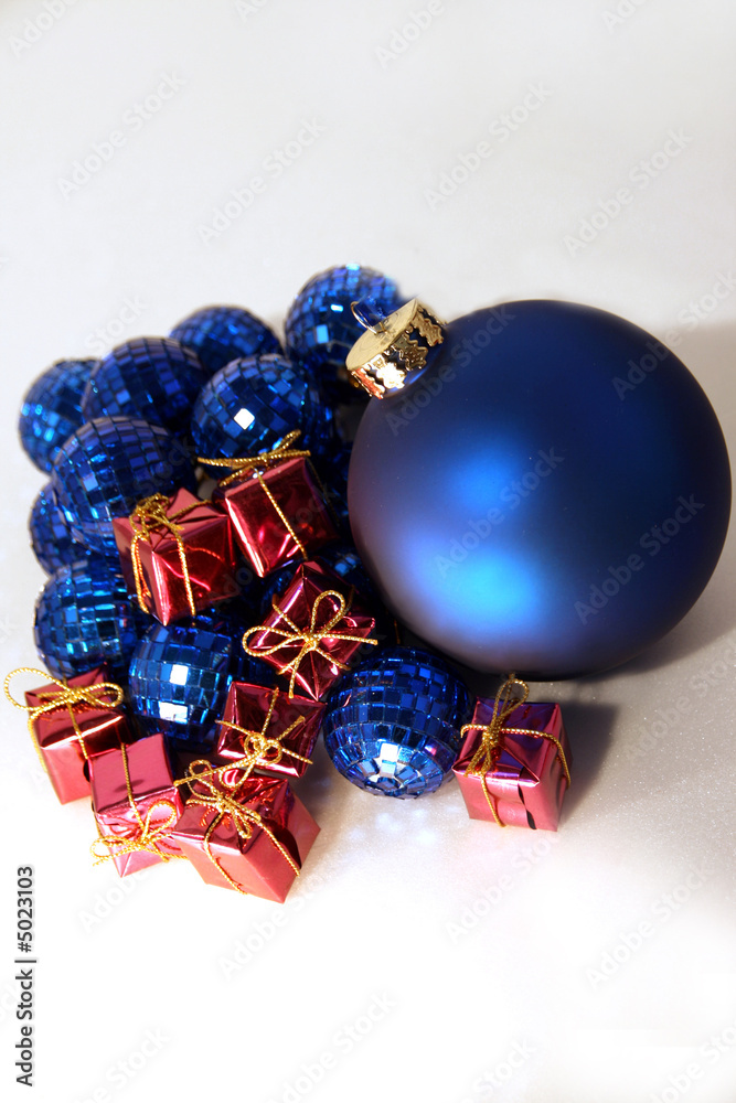 photo de boules de noel bleu et cadeaux roses photo de boules de noel bleu et cadeaux roses