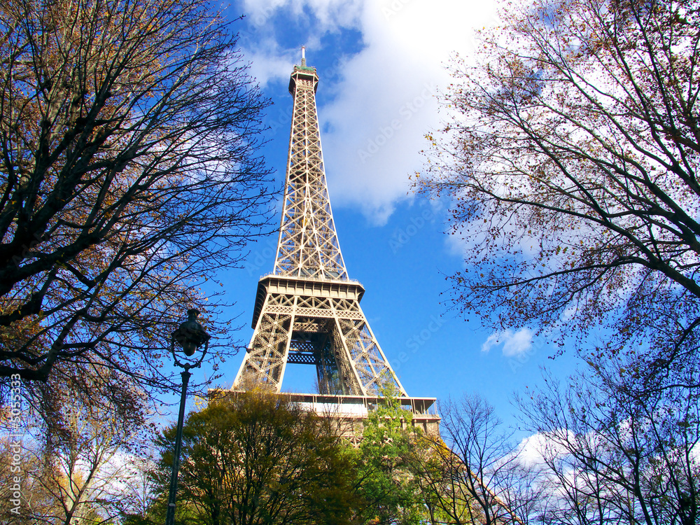 Tour Eiffel, automne ensoleillé à Paris