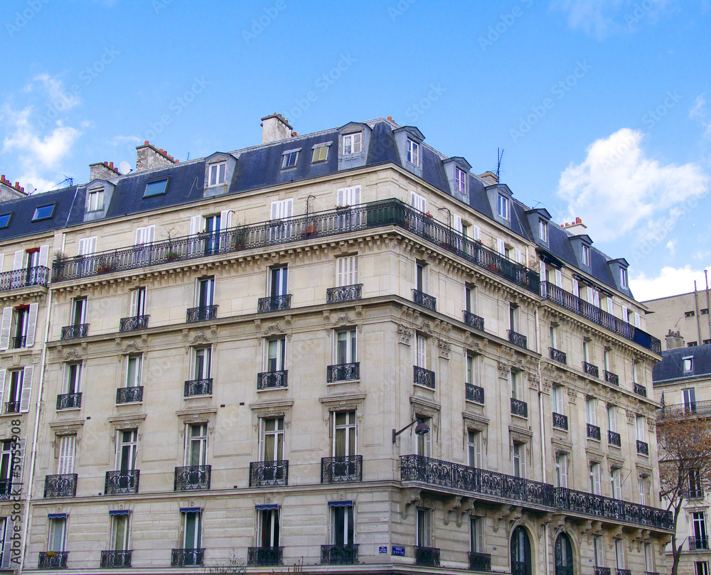 Immeuble de pierre, balcons de fer, Paris, France