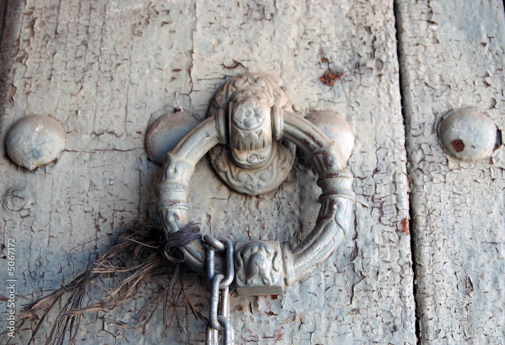 puerta vieja con llamador de argolla puerta vieja con llamador de argolla