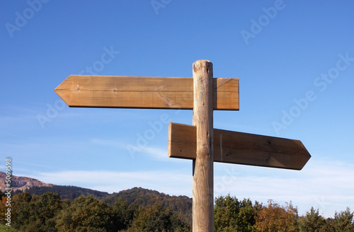 Poste de señales de madera
